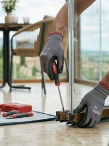 Posa in opera professionale di vetrate panoramiche a Perugia: regolazione millimetrica per evitare spifferi, infiltrazioni d'acqua e garantire il perfetto scorrimento.